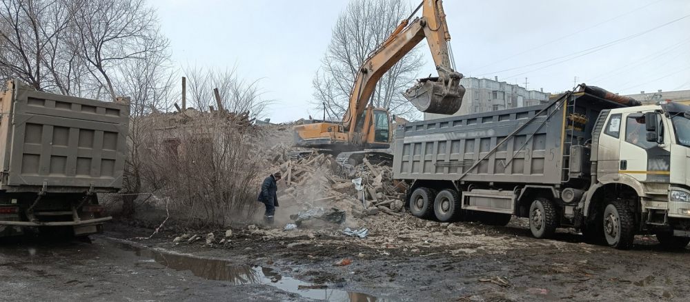 Демонтажные работы спецтехникой (экскаваторы, гидроножницы) стоимость услуг и где заказать - Гатчина