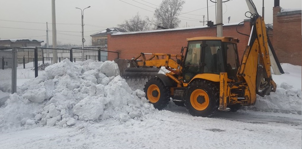Экскаватор погрузчик для уборки снега и погрузки в самосвалы для вывоза в Кировске