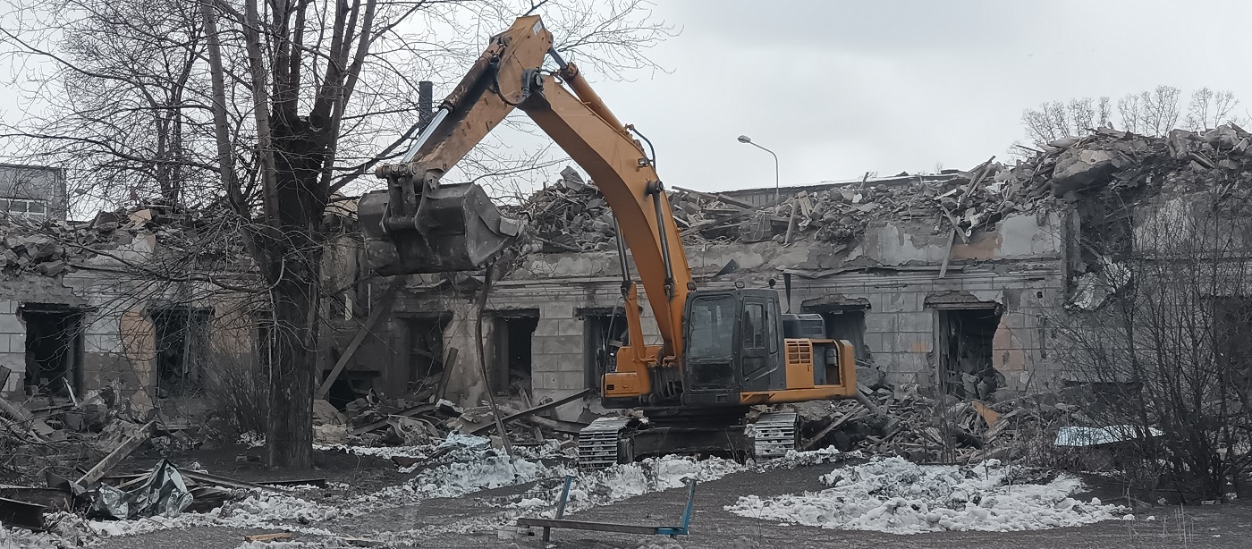 Демонтажные работы, услуги спецтехники в Петергофе