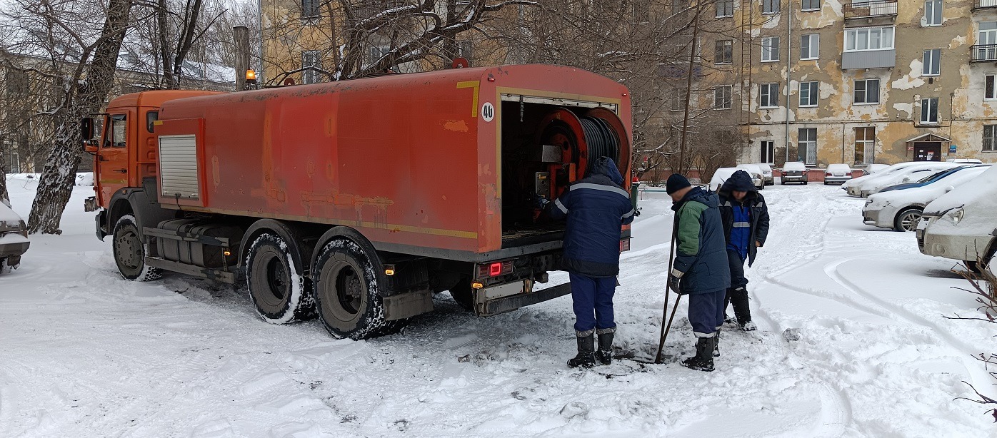 Прочистка канализации от засоров гидропромывочной машиной и специальным оборудованием в Кировске
