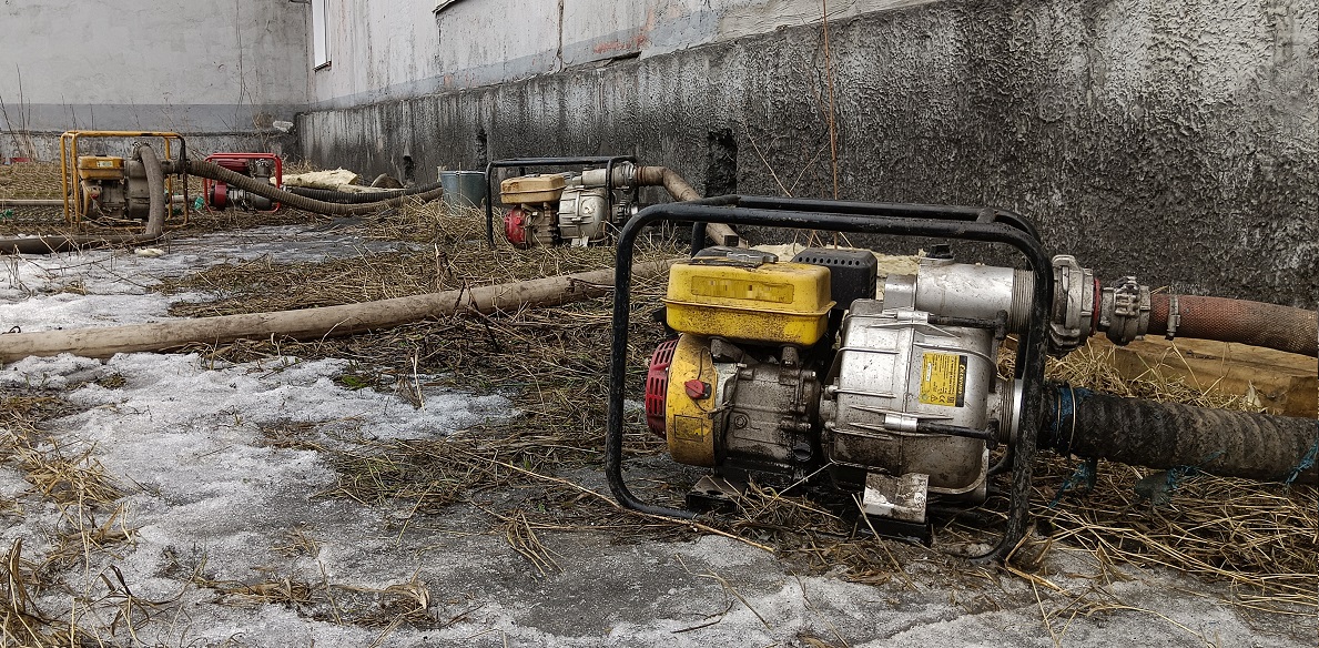 Откачка мотопомпами талой воды из подвала дома в Зеленогорске