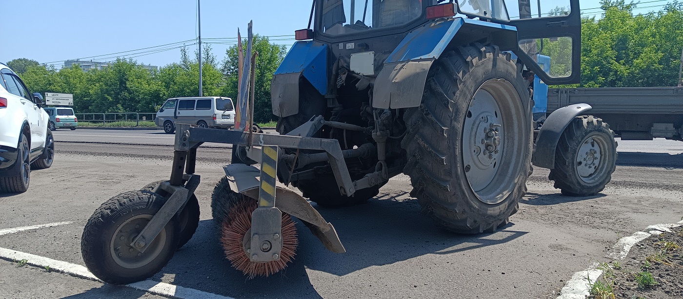 Услуги трактора с щеткой МТЗ в Луге